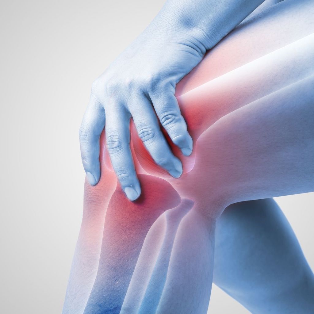 Et bilde viser en person som har vondt i kneet