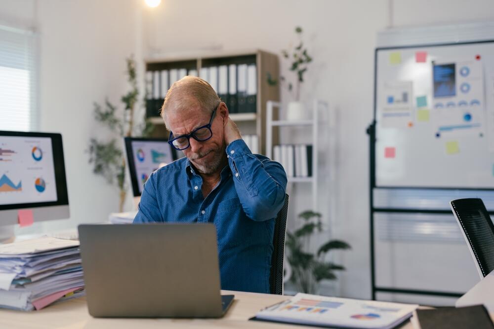 Skjermarbeid og stillesitting kan forverre kink i nakken