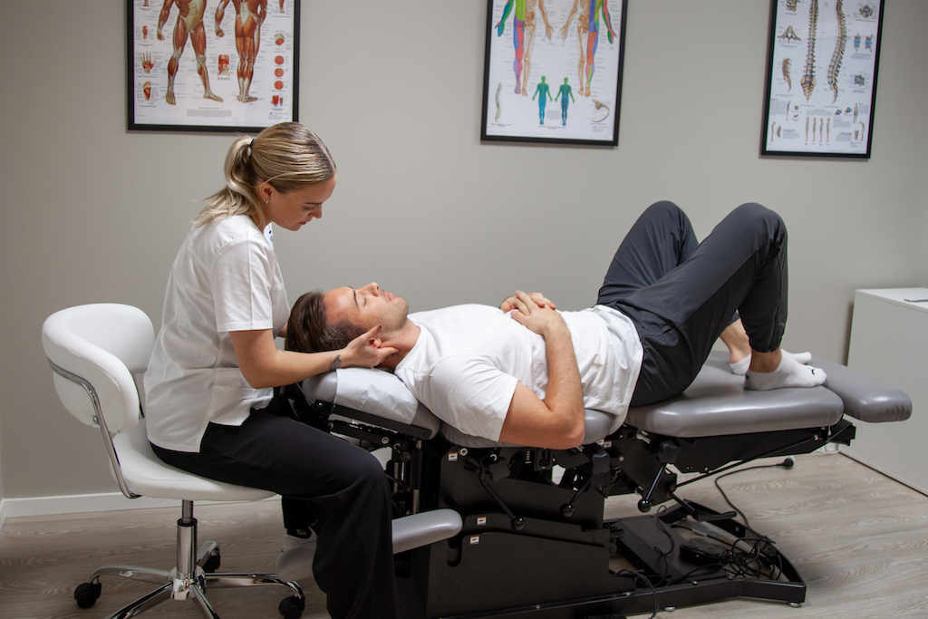 En person får behandling av kronisk hodepine