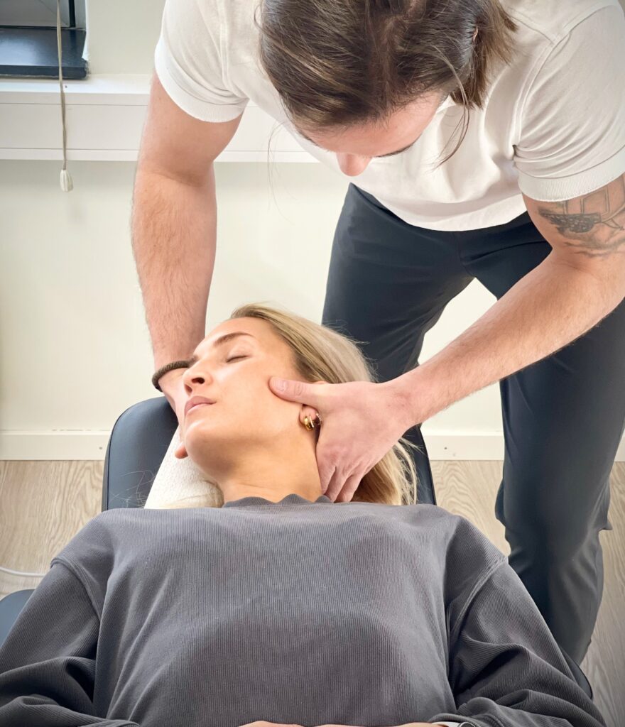 En person får behandling av kronisk hodepine