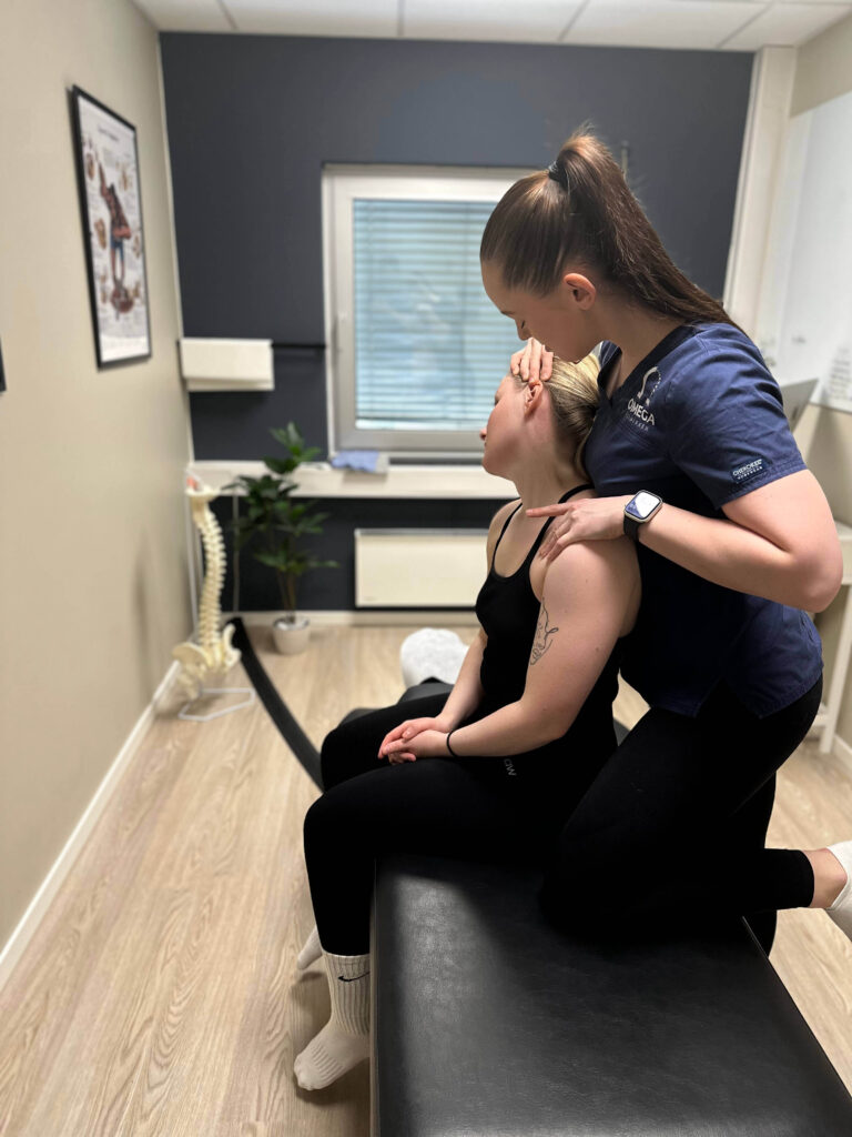 Jente får behandling av svimmelhet fra en kiropraktor