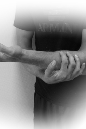 En person som holder rundt armen, han har armsmerter