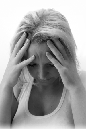 En illustrasjon av en kvinne som har krystallsyke (BPPV – benign paroksysmal posisjonsvertigo)